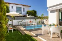 Bazén v ubytování Accomoteleia Blue Villa nebo v jeho okolí