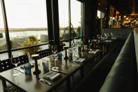 un restaurante con una mesa larga con copas de vino en voco James Newbury Hudson Valley by IHG, en Coxsackie