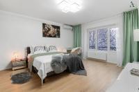 1 dormitorio con cama, cortinas verdes y ventana en Rody Studio, en Bucarest