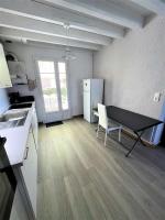 Kuchnia lub aneks kuchenny w obiekcie Réf 277 Seignosse LES BOURDAINES , à proximité immédiate de la plage, Villa patio classée 2 étoiles , 8 personnes