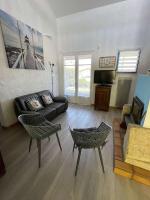Telewizja i/lub zestaw kina domowego w obiekcie Réf 277 Seignosse LES BOURDAINES , à proximité immédiate de la plage, Villa patio classée 2 étoiles , 8 personnes