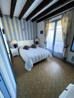 Łóżko lub łóżka w pokoju w obiekcie Réf 277 Seignosse LES BOURDAINES , à proximité immédiate de la plage, Villa patio classée 2 étoiles , 8 personnes
