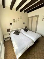 Łóżko lub łóżka w pokoju w obiekcie Réf 277 Seignosse LES BOURDAINES , à proximité immédiate de la plage, Villa patio classée 2 étoiles , 8 personnes