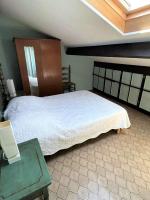 Łóżko lub łóżka w pokoju w obiekcie Réf 277 Seignosse LES BOURDAINES , à proximité immédiate de la plage, Villa patio classée 2 étoiles , 8 personnes