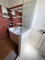 Łazienka w obiekcie Réf 277 Seignosse LES BOURDAINES , à proximité immédiate de la plage, Villa patio classée 2 étoiles , 8 personnes