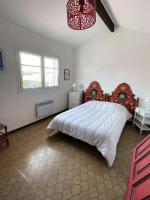 Łóżko lub łóżka w pokoju w obiekcie Réf 277 Seignosse LES BOURDAINES , à proximité immédiate de la plage, Villa patio classée 2 étoiles , 8 personnes
