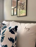 A bed or beds in a room at Ivy, 4 minutes from the sea