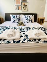 A bed or beds in a room at Ivy, 4 minutes from the sea