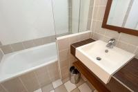 Kúpeľňa v ubytovaní 6-person apartment with swimming pool tennis court and free parking 25