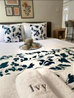 A bed or beds in a room at Ivy, 4 minutes from the sea