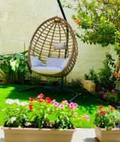 A garden outside Ivy, 4 minutes from the sea