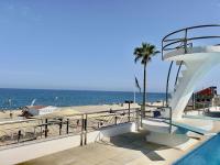 Bazén v ubytovaní Castle Beach House Luxury Beachfront Villa alebo v jeho blízkosti