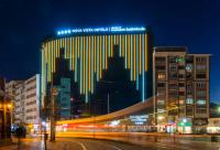 - Vistas nocturnas a un edificio con luces de neón en Nova Vista Centrum Hotel Eskisehir, a Member of Radisson Individuals, en Eskisehir