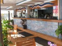 un bar in un ristorante con bancone e sedie di Dolphin Heads - Resort Unit - Absolute Beachfront! - Whitsunday Getaway! a Mackay