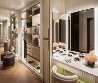 a dressing room with mirrors and a dressing table at Jumeirah Mina Al Salam Dubai in Dubai