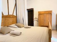 a bedroom with a bed with two towels on it at Gîte de charme avec grand jardin &amp; piscine in Touffailles