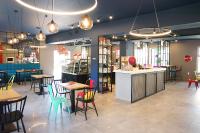 een restaurant met tafels en stoelen en een toonbank bij Apartament Loftowy na Spokojnej in Kołobrzeg