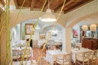 フィゲラスにあるHotel Pirineos Figueres by Pierre & Vacancesの白いテーブルと椅子のあるダイニングルーム