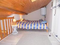 a bedroom with a bed and a wooden ceiling at Vaux sur Mer - côté PONTAILLAC - VILLA MITOYENNE - PISCINE COLLECTIVE in Vaux-sur-Mer