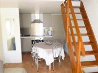 a dining room with a table and a kitchen at Vaux sur Mer - côté PONTAILLAC - VILLA MITOYENNE - PISCINE COLLECTIVE in Vaux-sur-Mer