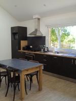 Kuchyňa alebo kuchynka v ubytovaní Gîte cosy en forêt