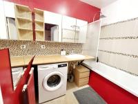 a laundry room with a washing machine and a sink at Disney et Paris pour 4 personnes RER A in Champs-sur-Marne