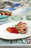 een witte plaat met eten op tafel bij Boutique Hotel Solaz in Porto Rafael