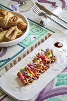 een bord eten op een tafel met brood bij Boutique Hotel Solaz in Porto Rafael