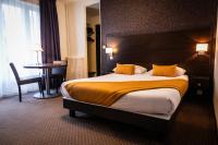 Llit o llits en una habitaci&oacute; de Hotel Astrid Caen centre