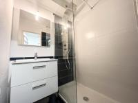 Łazienka w obiekcie Port Vincent - Appartement deux pièces avec piscine au Ponant MAE-1094