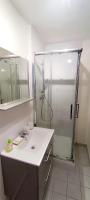 ein Bad mit einer Dusche und einem weißen Waschbecken in der Unterkunft Appartement 4 personnes Paris in Pontault-Combault