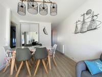Część wypoczynkowa w obiekcie Appartement rénové 5 personnes avec balcon au centre de Perros-Guirec - FR-1-368-382
