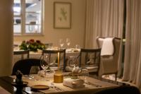 Una mesa de comedor con copas de vino encima. en Susana Balbo Winemaker's House - Relais & Chateaux, en Ciudad Lujan de Cuyo