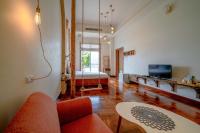 a living room with a bed and a table at Yun Tien Feng Chuan B&amp;B in Dongshan