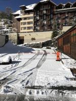 eine schneebedeckte Straße mit einem Gebäude im Hintergrund in der Unterkunft Résidence Grande Chaume - 2 Pièces pour 6 Personnes 424 in Vénosc