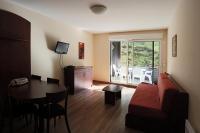 ein Wohnzimmer mit einem roten Sofa und einem Tisch in der Unterkunft Résidence Serias - 2 Pièces pour 4 Personnes 594 in Germ