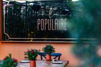 uma mesa com dois vasos de plantas e um quadro-negro em Roome em Fethiye