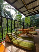 Khu vực ghế ngồi tại Ample Forest Khao Sok Farmstay