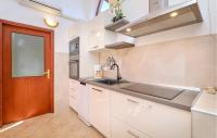 Kuchyňa alebo kuchynka v ubytovaní Beautiful Apartment In Mali Losinj