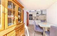 Kuchyňa alebo kuchynka v ubytovaní Beautiful Apartment In Mali Losinj