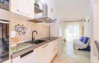 Kuchyňa alebo kuchynka v ubytovaní Beautiful Apartment In Mali Losinj
