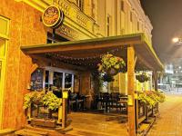 Un restaurante con plantas en macetas frente a un edificio. en Aparthotel Zabrze, Apartament Agnieszka, en Zabrze