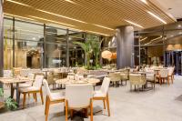 Un restaurante con mesas, sillas y ventanas. en DoubleTree by Hilton Porto Alegre, en Porto Alegre