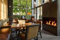 Un restaurante con chimenea, mesas y sillas. en The Westin Bellevue, en Bellevue