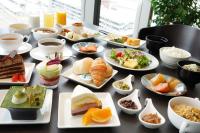 Chateraise Hotel Nagano في ناغانو: طاولة عليها العديد من أطباق الطعام