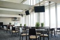 Chateraise Hotel Nagano في ناغانو: غرفة طعام مع طاولات وكراسي ونوافذ