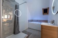 Een badkamer bij Centre-ville le nid d&#39;amour jacuzzi appartement