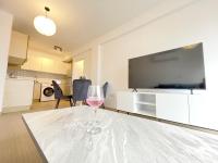 TV a/nebo společenská místnost v ubytování Sunset Pearl Holiday Apt. - Ayia Napa