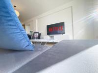 TV a/nebo společenská místnost v ubytování Sunset Pearl Holiday Apt. - Ayia Napa