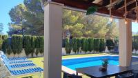 Basen w obiekcie Villa Puerto Adriano lub w pobliżu